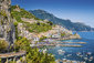 Scénický pohled na slavné pobřeží Amalfi s krásným zálivem Salerno