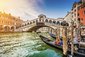 Panoramatický výhled na slavný Canal Grande ze slavného mostu Rialto při západu slunce v Benátkách