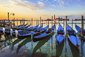 Benátské gondoly při východu slunce