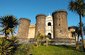 Castel Nuovo - Středověká pevnost s pěti věžemi a renesanční vítězný oblouk, občanské muzeum umění a kaple. Neapol, Itálie