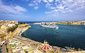 Loučení a odplutí výletní lodě z Valletty, pohled na městské hradby