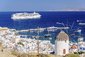 Pohled na odplutí výletní lodě z Mykonosu, Řecko