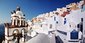 Santorini -  Okouzlující město s typickými bílými domky i kostelíky s modrými doplňky a květinami se snaží udržet i tradice z minulosti, Řecko