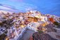 Santorini - Santorini zažívá každoročně velký nápor turistů mířících nejčastěji do hlavního města Thira (Fira), které je plné obchůdků se suvenýry a lidovým uměním, barů a klubů otevřených až do pozdních nočních hodin, Řecko