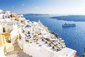 Město Santorini s výletní lodí v pozadí, Řecko