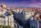 Pohled na Calle de Alcala setkává s Gran Via. Jedná se o dvě z nejznámějších a nejrušnějších ulic v Madridu, Španělsko
