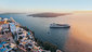 Práce na vlnách: jak žijí digitální nomádi na výletních lodích - Norwegian Jade – Aerial - Greece – Santorini