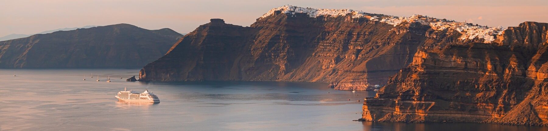 Západ slunce u souostroví Santorini