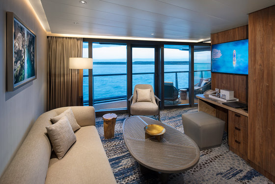 Kajuta s balkonem - FL19-RoyalSuite-LivingR