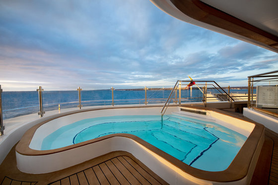 FL19-SunsetLounge-JacuzziR