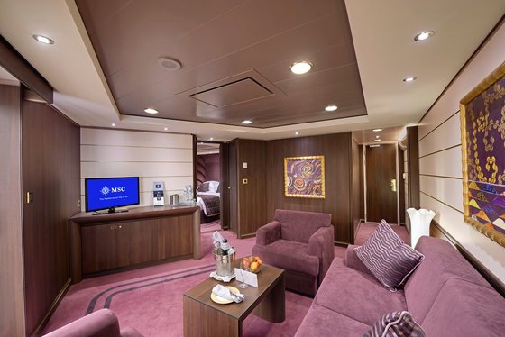 Čtyřlůžkové Rodinné apartmá Yacht Club Executive Suite (YCT), obývací část - MSC Preziosa