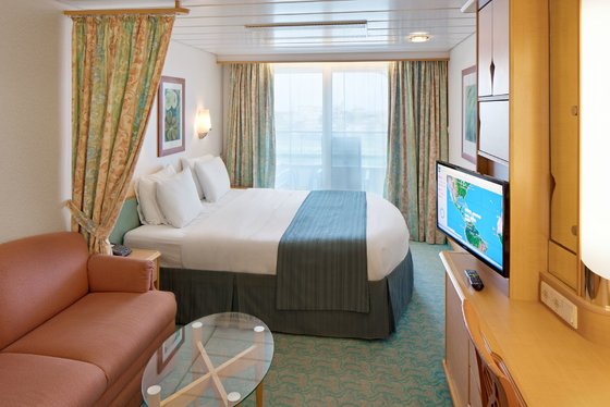 Kajuta s balkonem - RCI_AD_DeluxeOceanView-LivingR