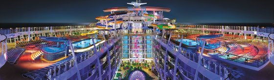 z-symphony of the seas noční výhled na horní palubu